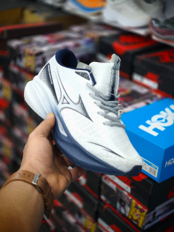 خرید کتونی خارجی میزانو آسترو پلاس Mizuno astro plus / ضمانت ویتنامی و کیفیت / سایز ۴۰ الی ۴۵ فروش تکی و عمده