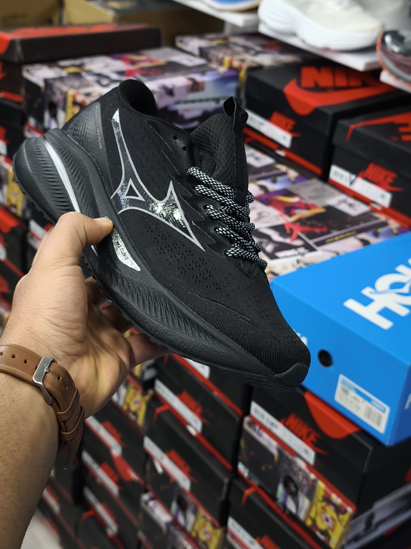 خرید کتونی خارجی میزانو آسترو پلاس Mizuno astro plus / ضمانت ویتنامی و کیفیت / سایز ۴۰ الی ۴۵ فروش تکی و عمده