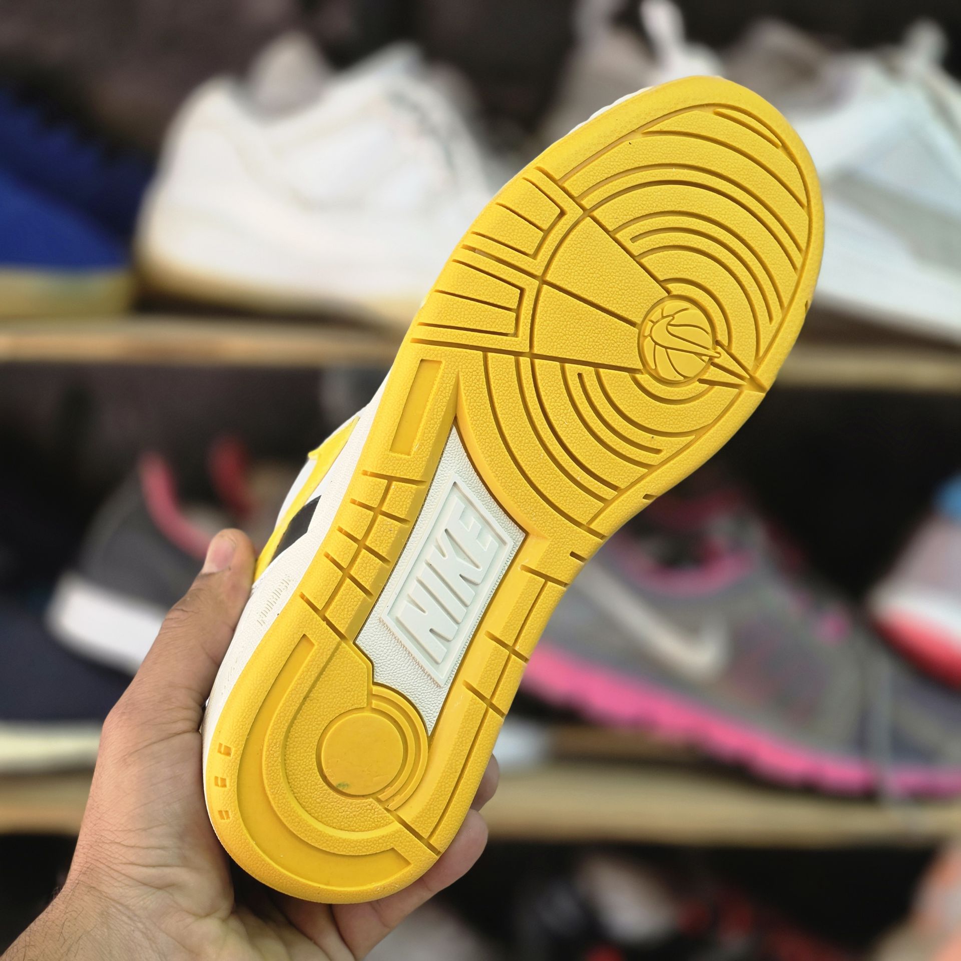 کتونی نایک بسکتبالی والیبالی ساخت ویتنام Nike vietnam همراه با جعبه سایز ۴۰ تا ۴۵فروش تکی و عمده