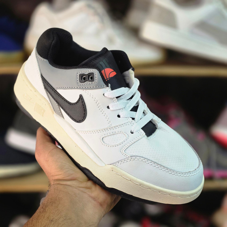 کتونی نایک بسکتبالی والیبالی ساخت ویتنام Nike vietnam همراه با جعبه سایز ۴۰ تا ۴۵فروش تکی و عمده