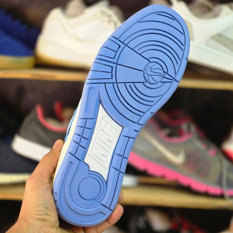 کتونی نایک بسکتبالی والیبالی ساخت ویتنام Nike vietnam همراه با جعبه سایز ۴۰ تا ۴۵فروش تکی و عمده