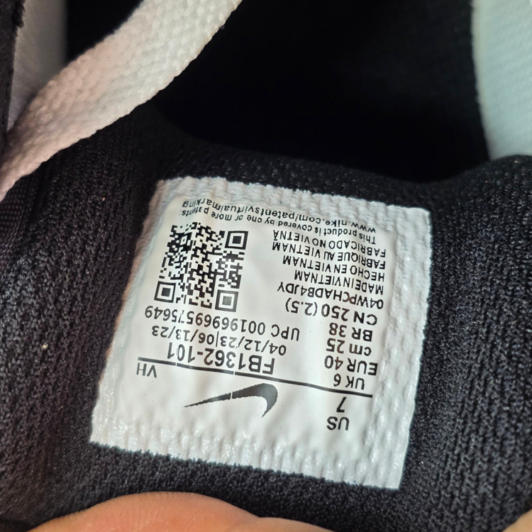 کتونی نایک بسکتبالی والیبالی ساخت ویتنام Nike vietnam همراه با جعبه سایز ۴۰ تا ۴۵فروش تکی و عمده