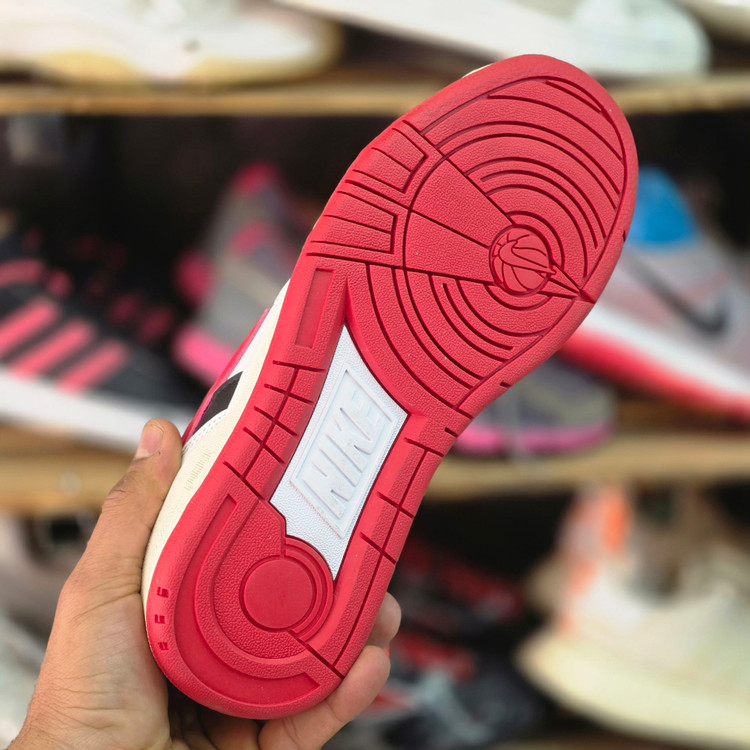 کتونی نایک بسکتبالی والیبالی ساخت ویتنام Nike vietnam همراه با جعبه سایز ۴۰ تا ۴۵فروش تکی و عمده