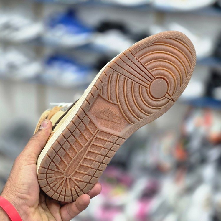 کتونی نایک ایر جردنNike Air jordanساخت ویتنام سایز ۴۰ الی ۴۵ فروش تکی و عمده همراه با جعبه ضمانت کالا