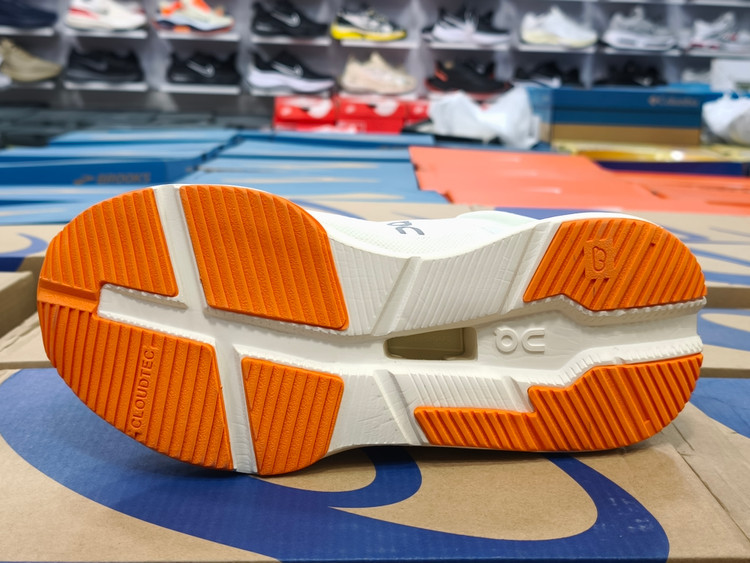 کتونی آن رانینگ مسترکوالیتی | سایز ۴۰ الی ۴۵ | On Running Cloud tehساخت ویتنام/فروش تکی و عمده