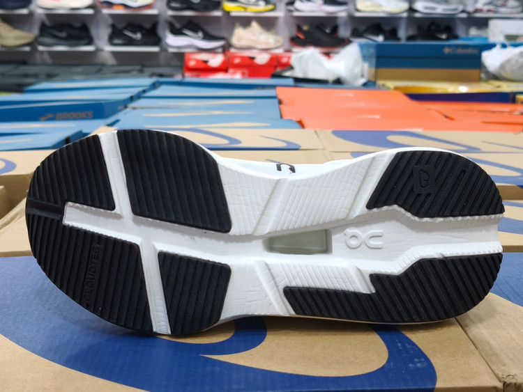 کتونی آن رانینگ مسترکوالیتی | سایز ۴۰ الی ۴۵ | On Running Cloud tehساخت ویتنام/فروش تکی و عمده