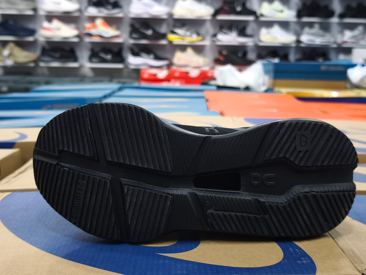 کتونی آن رانینگ مسترکوالیتی | سایز ۴۰ الی ۴۵ | On Running Cloud tehساخت ویتنام/فروش تکی و عمده