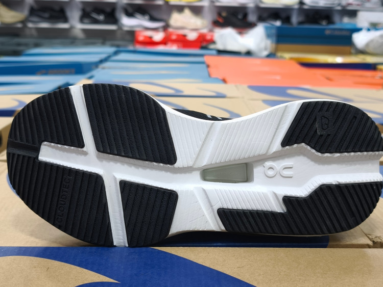 کتونی آن رانینگ مسترکوالیتی | سایز ۴۰ الی ۴۵ | On Running Cloud tehساخت ویتنام/فروش تکی و عمده