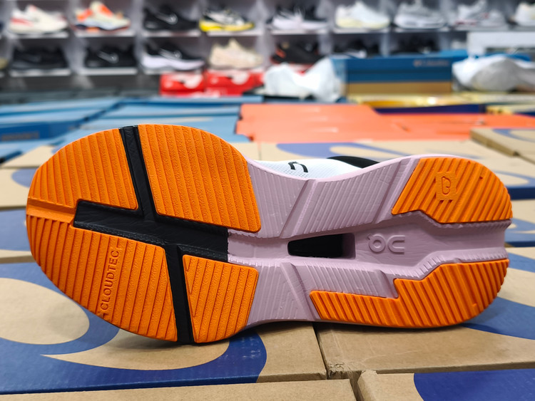 کتونی آن رانینگ مسترکوالیتی | سایز ۴۰ الی ۴۵ | On Running Cloud tehساخت ویتنام/فروش تکی و عمده