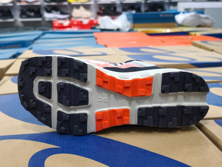 کتونی آن رانینگ مسترکوالیتی | سایز ۴۰ الی ۴۵ | On Running Cloud tehساخت ویتنام/فروش تکی و عمده