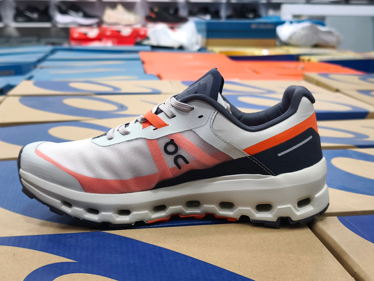 کتونی آن رانینگ مسترکوالیتی | سایز ۴۰ الی ۴۵ | On Running Cloud tehساخت ویتنام/فروش تکی و عمده