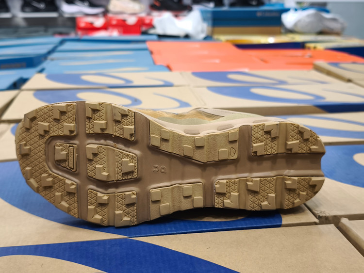 کتونی آن رانینگ مسترکوالیتی | سایز ۴۰ الی ۴۵ | On Running Cloud tehساخت ویتنام/فروش تکی و عمده