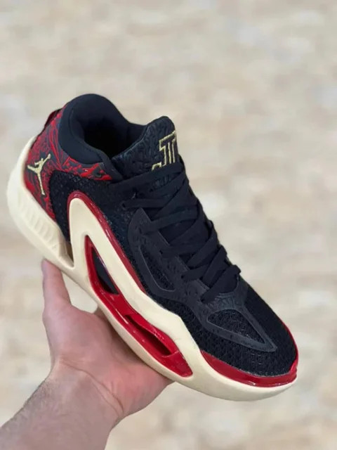 کتونی بسکتبال نایک ایر جردن تیتوم 1 PF – سبک، قدرتمند و مخصوص حرکات انفجاری کتونی Nike Air Jordan Tatum 1 PF اولین مدل اختصاصی بازیکن حرفهای NBA، جیسون تیتوم (Jayson Tatum) است که با هدف ارائهی سبکترین کفش بسکتبال Jordan طراحی شده. این مدل برای بازیکنان