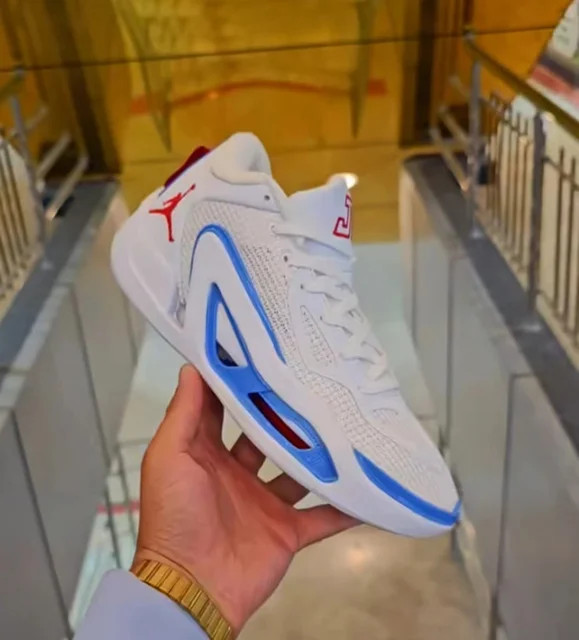 کتونی بسکتبال نایک ایر جردن تیتوم 1 PF – سبک، قدرتمند و مخصوص حرکات انفجاری کتونی Nike Air Jordan Tatum 1 PF اولین مدل اختصاصی بازیکن حرفهای NBA، جیسون تیتوم (Jayson Tatum) است که با هدف ارائهی سبکترین کفش بسکتبال Jordan طراحی شده. این مدل برای بازیکنان