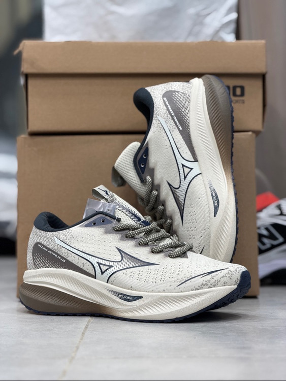 کتونی میزانو آسترو پلاس Mizuno astro plus /ساخت ویتنام ضمانت وکیفیت مستر A / سایز ۴۰ الی ۴۵