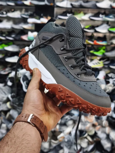 بوت تیمبرلند ساقدار ضد آب /ساخت ویتنام /سایز ۴۰ تا ۴۵/فروش تکی و عمده همراه با جعبه بارکد دار . TIMBERLAND