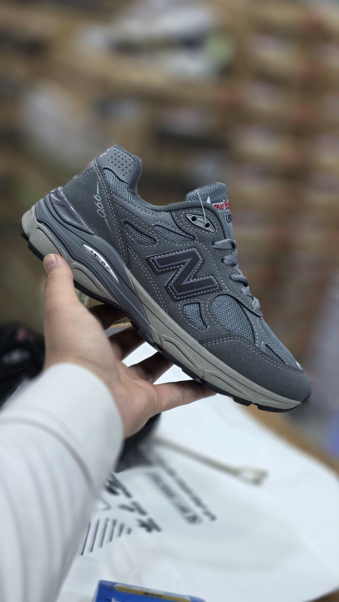 کتونی نیوبالانس ۹۹۰ آمریکاییNewbalance v5 990 وارداتی به سفارش USA بالاترین کیفیت درجه۱. سایز ۴۰الی ۴۵ضمانت کالا