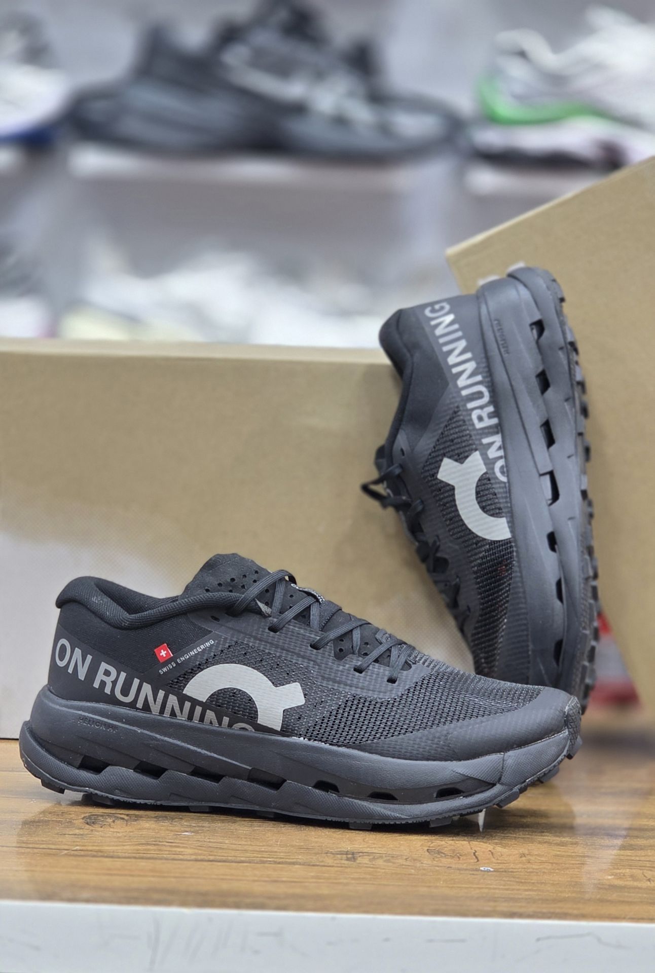 کفش کتونی دویدن QC On Running با فوم Helion HF | دوام و راحتی در تمام طول مسیر | سایز40 الی ۴۵/ فروش عمده و تک