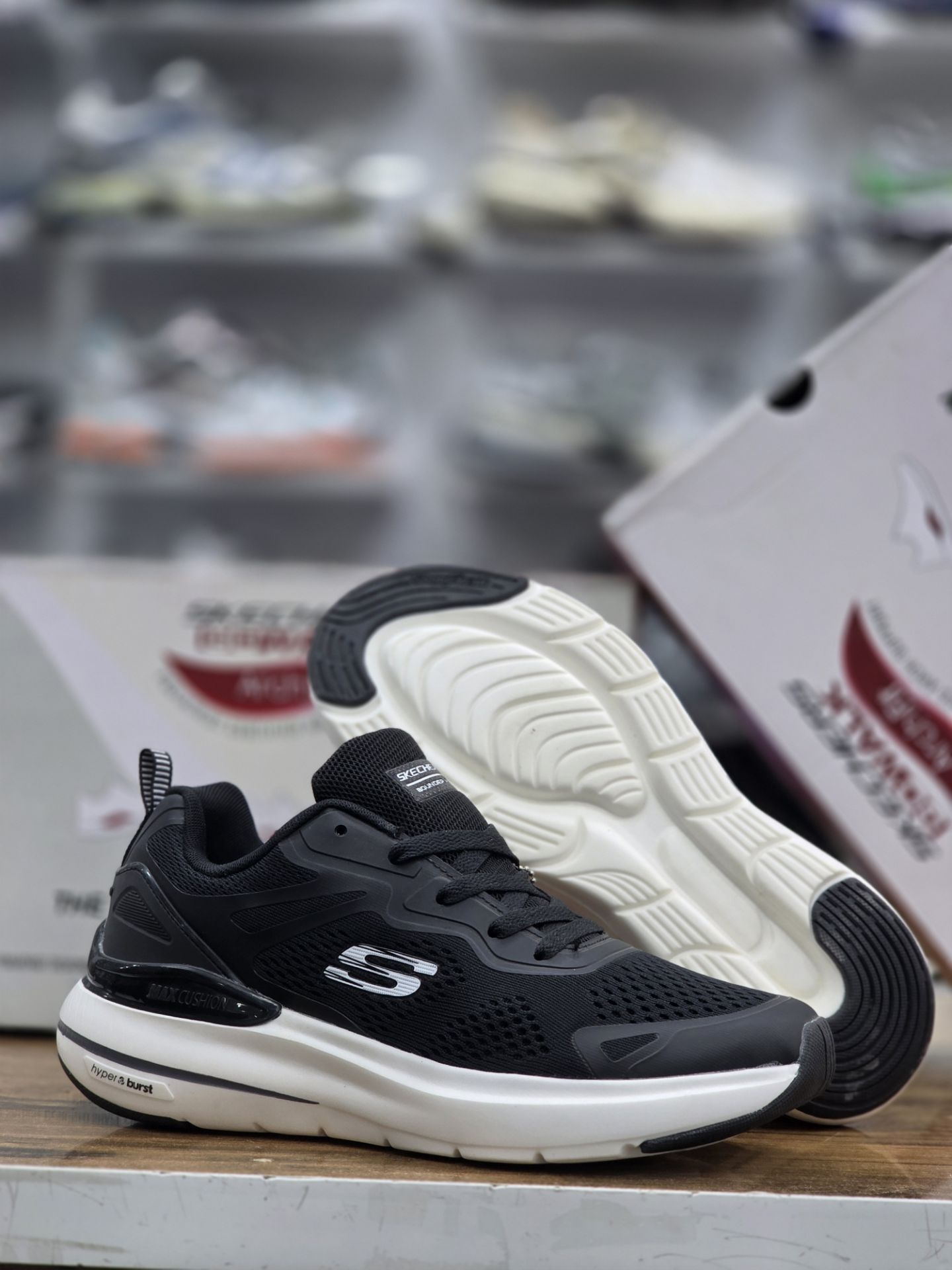 کتونی اسکیچرز کپسولی با زیره هایپر بوست/ Skechers Max cushioning/ساخت ویتنام/سایز ۴۰ تا ۴۵/فروش تکی و عمده ضمانت و کیفیت کالا