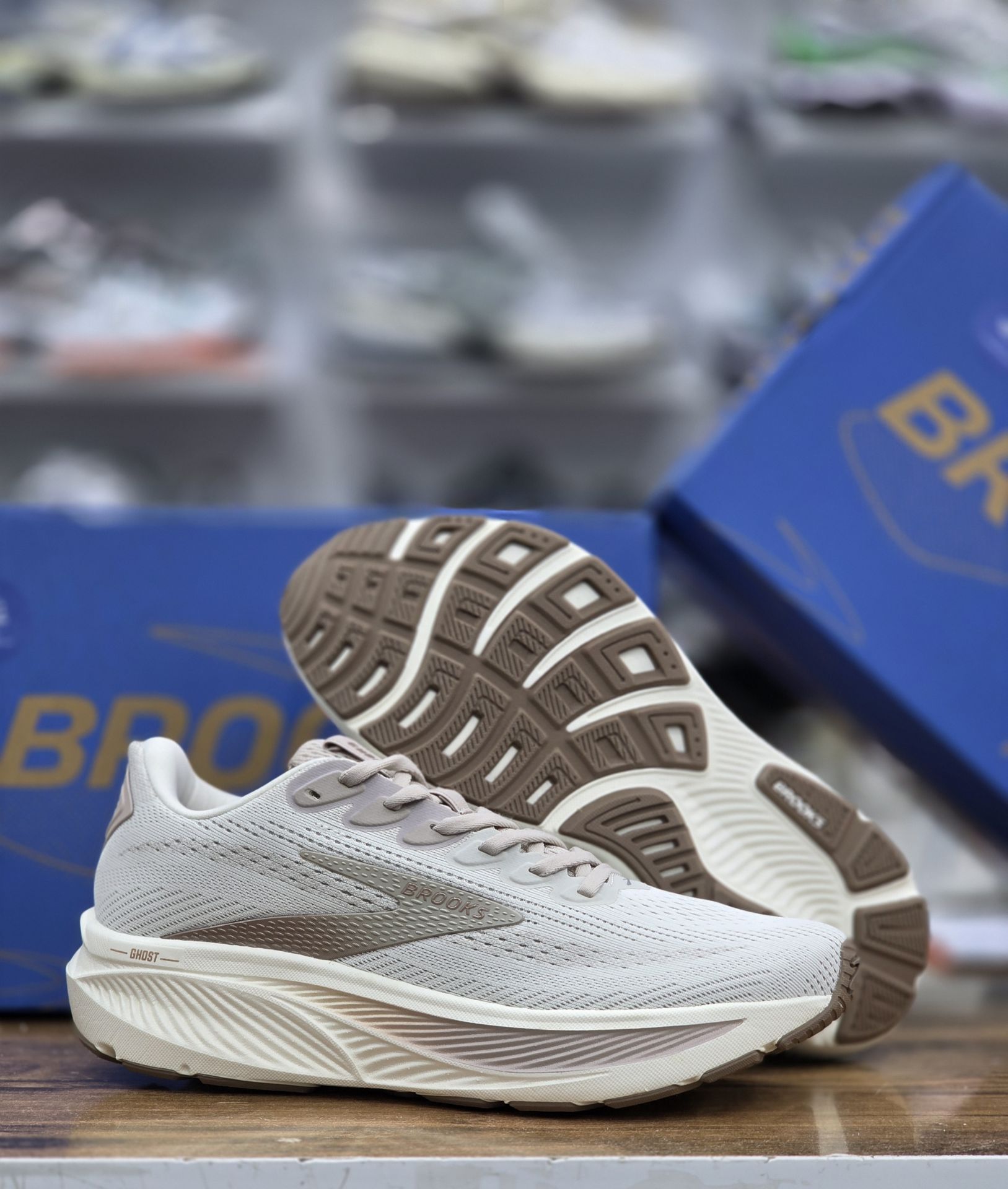 کتونی بروکس گاست 1۷ /Brooks Ghost 17/سایز ۴۰ الی ۴۵/ساخت ویتنام/فروش ویژه تکی و عمده/ضمانت و کیفیت کالا