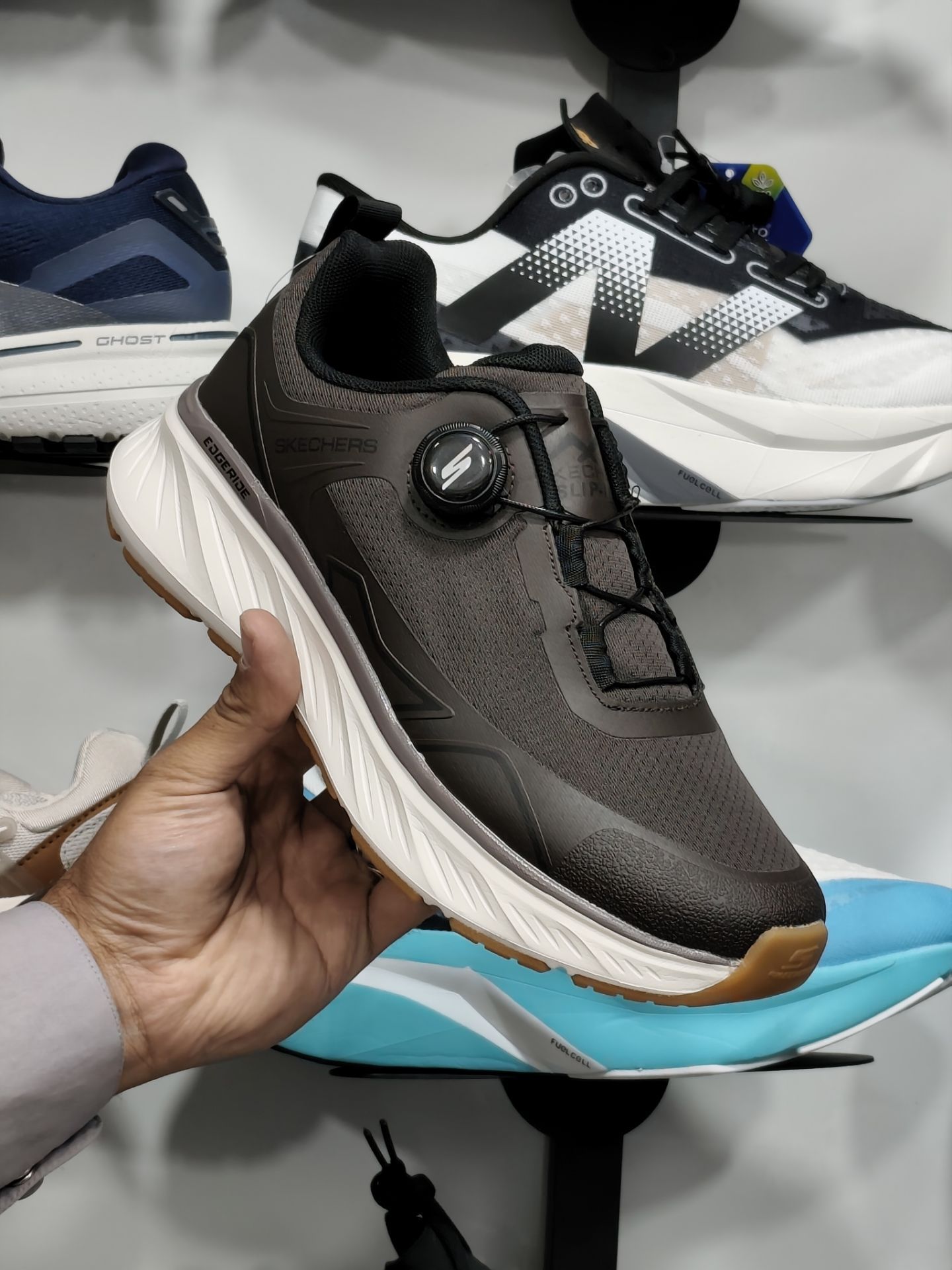 کتونی اسکیچرز بند دیسکی طبی مخصوص کمر درد و پا درد /سایز 40 الی 45/Skechers Vietnam/ساخت ویتنام/فروش ویژه تکی و عمده
