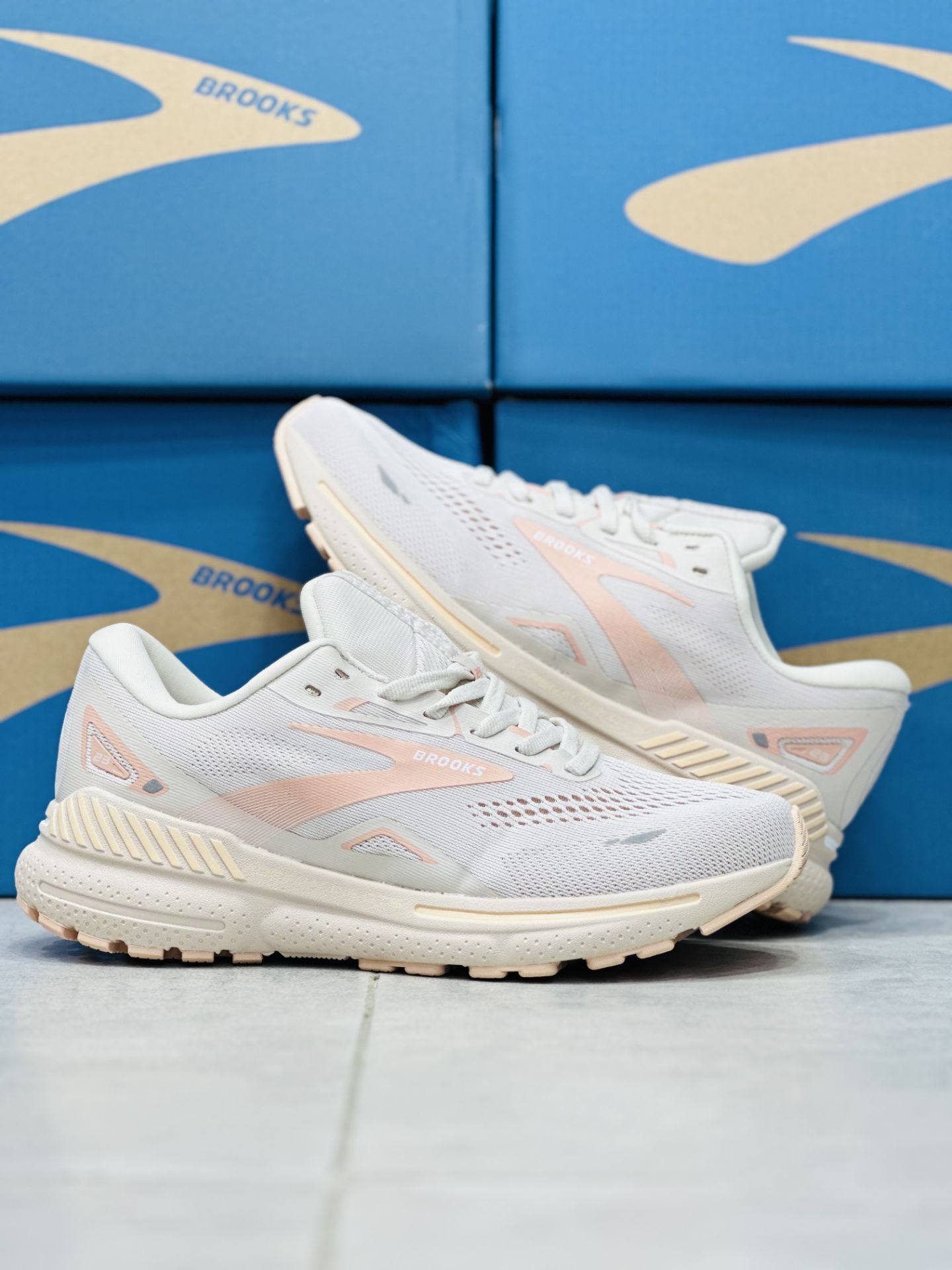 کتونی مسترکوالیتی بروکس آدرنالین جی تی اس ۲۳/Brooks Adrenaline GTS 23/ساخت ویتنام/سایز۴۰تا ۴۵/ فروش تکی و عمده/تضمین کیفیت کالا