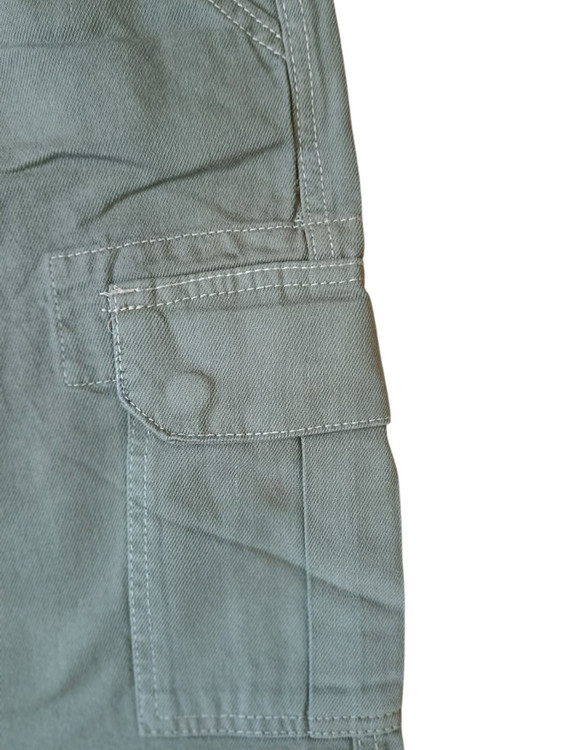 گر به دنبال یک شلوار کتان باکیفیت، راحت و کاربردی هستید، شلوار کتان 6 جیب برند GUESS انتخابی ایدهآل برای استفاده روزمره، استایل کژوال و فعالیتهای روزانه است. این شلوار با طراحی راسته آزاد و رنگ مشکی کلاسیک، بهراحتی با انواع تیشرت، پیراهن و کفشهای اسپرت