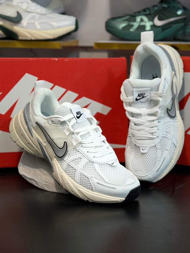 کتونی نایک وی تو کی Nike V2k Run مسترA/ساخت ویتنام/سایز ۴۰ ۴۱ ۴۲ ۴۳ ۴۴ ۴۵/باجعبه بارکد دار/فروش تکی و عمده/ضمانت و کیفیت ویتنام