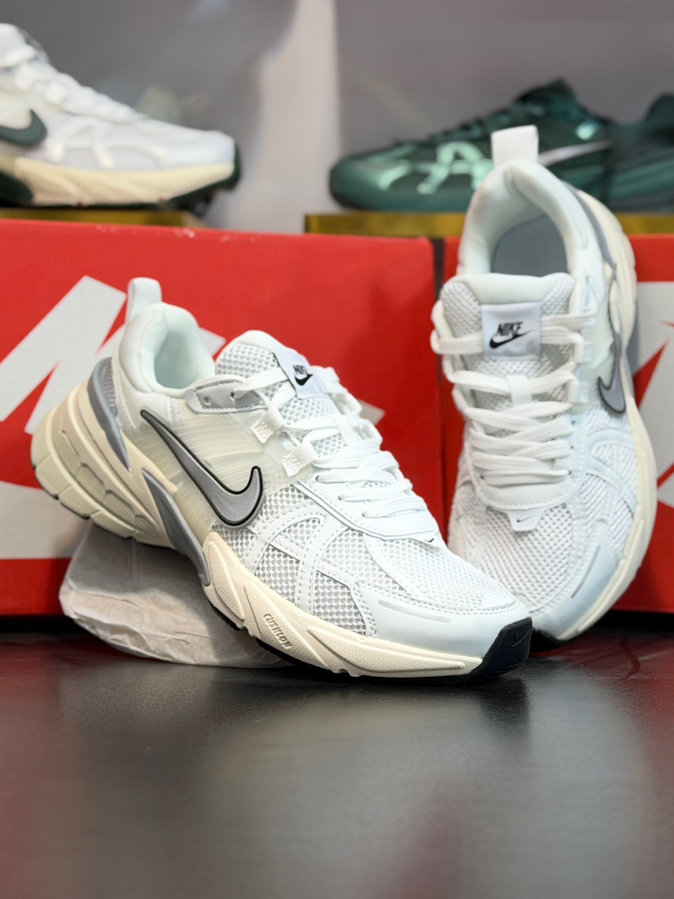 کتونی نایک وی تو کی Nike V2k Run مسترA/ساخت ویتنام/سایز ۴۰ ۴۱ ۴۲ ۴۳ ۴۴ ۴۵/باجعبه بارکد دار/فروش تکی و عمده/ضمانت و کیفیت ویتنام