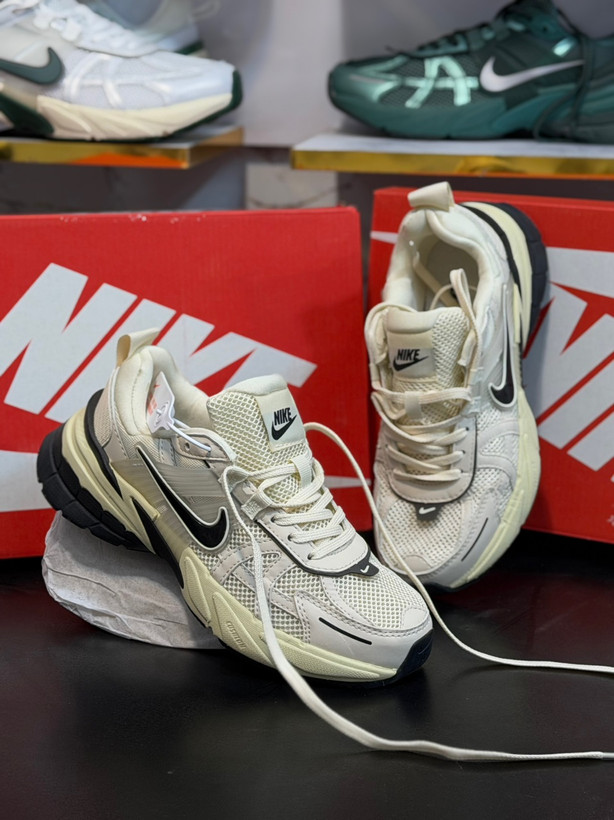 کتونی نایک وی تو کی Nike V2k Run مسترA/ساخت ویتنام/سایز ۴۰ ۴۱ ۴۲ ۴۳ ۴۴ ۴۵/باجعبه بارکد دار/فروش تکی و عمده/ضمانت و کیفیت ویتنام