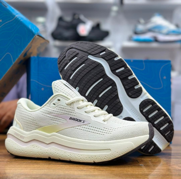 کتونی رانینگ و پیاده روی وارداتی بروکس گاست مکس ۲/Brooks ghost max 2 / ساخت ویتنام / سایز 4۰ ۴۱ ۴۲ ۴۳ ۴۴ ۴۵/ضمانت اصالت کالا/فروش تکی و عمده