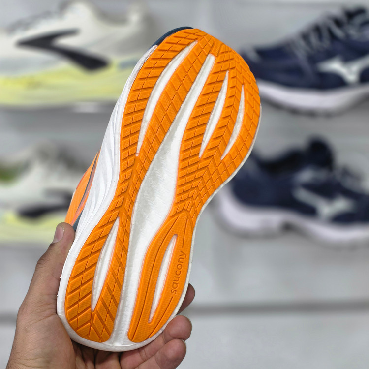 کتونی رانینگ و پیاده رویی ساکونی تریمپ۲۲/ Saucony Triumph 22/ساخت ویتنام/سایز ۳۶الی ۴۶/ضمانت کیفیت کالا/فروش تکی و عمده