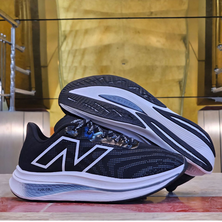 کتونی رانینگ و پیاده رویی ساکونی تریمپ۲۲/ Saucony Triumph 22/ساخت ویتنام/سایز ۳۶الی ۴۶/ضمانت کیفیت کالا/فروش تکی و عمده