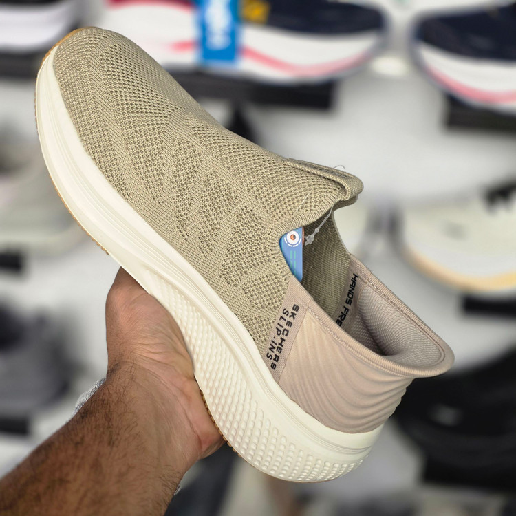 کتونی مستر کوالیتی اسکیچرز اسلیپ اینس/ بدون بند/ سبک و طبی و راحت /Skechers Slip _Ins Ultra Go Sole Memory Foam /سایز ۴۰ تا ۴۵/ساخت ویتنام /فروش تکی و عمده