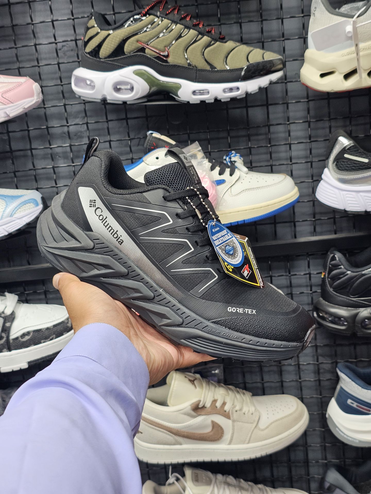 کتونی مردانه کلمبیا گورتکسColumbia GORE-TEX/ساخت ویتنام وارداتی/سایز۴۰ ۴۱ ۴۲ ۴۳ ۴۴ ۴۵ زیره ویبرام/رویه چرم ضد آب و گورتکس ضمانت اصالت کالا/کیفیت مسترکوالیتی درجه ۱