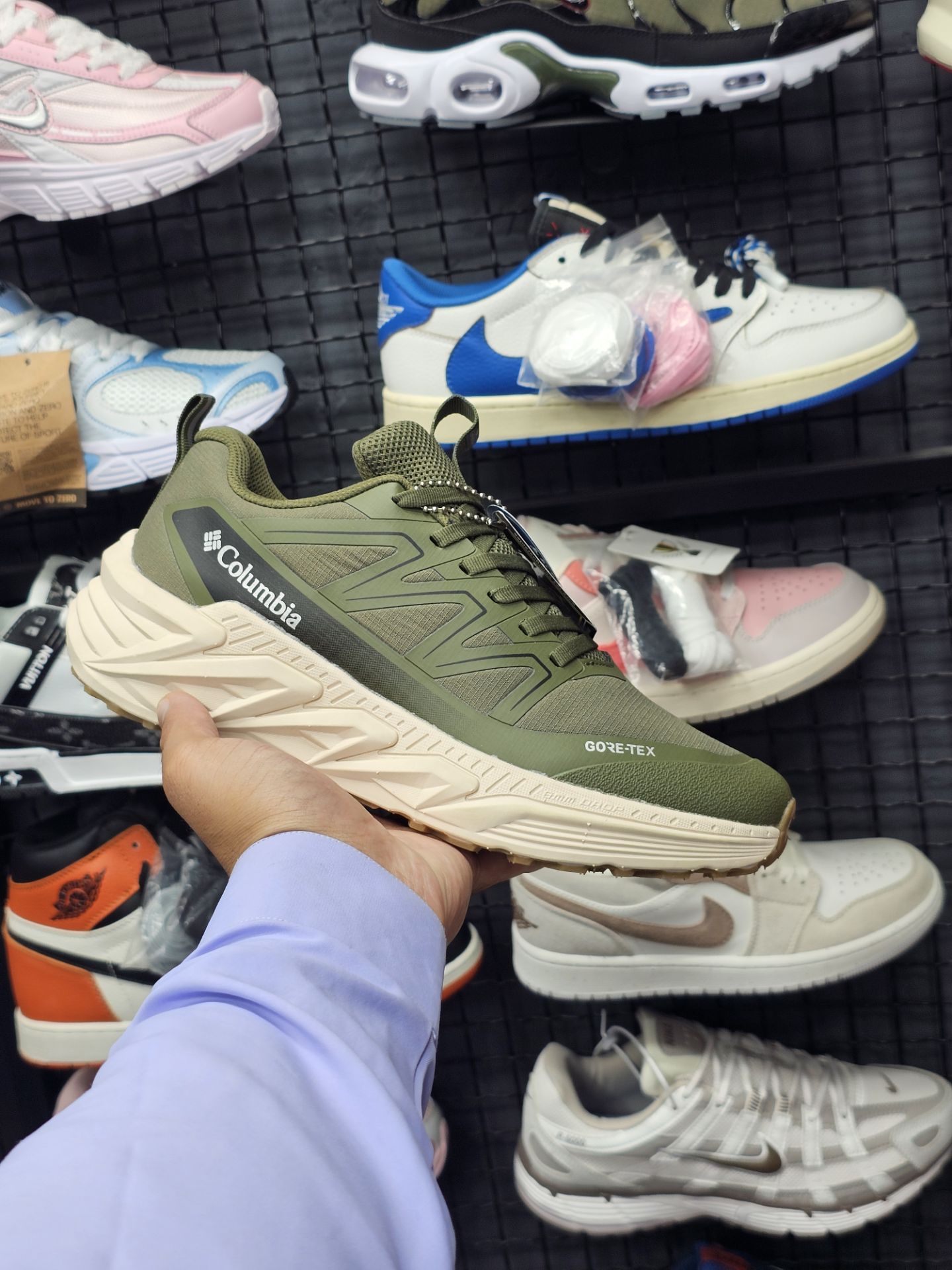 کتونی مردانه کلمبیا گورتکسColumbia GORE-TEX/ساخت ویتنام وارداتی/سایز۴۰ ۴۱ ۴۲ ۴۳ ۴۴ ۴۵ زیره ویبرام/رویه چرم ضد آب و گورتکس ضمانت اصالت کالا/کیفیت مسترکوالیتی درجه ۱