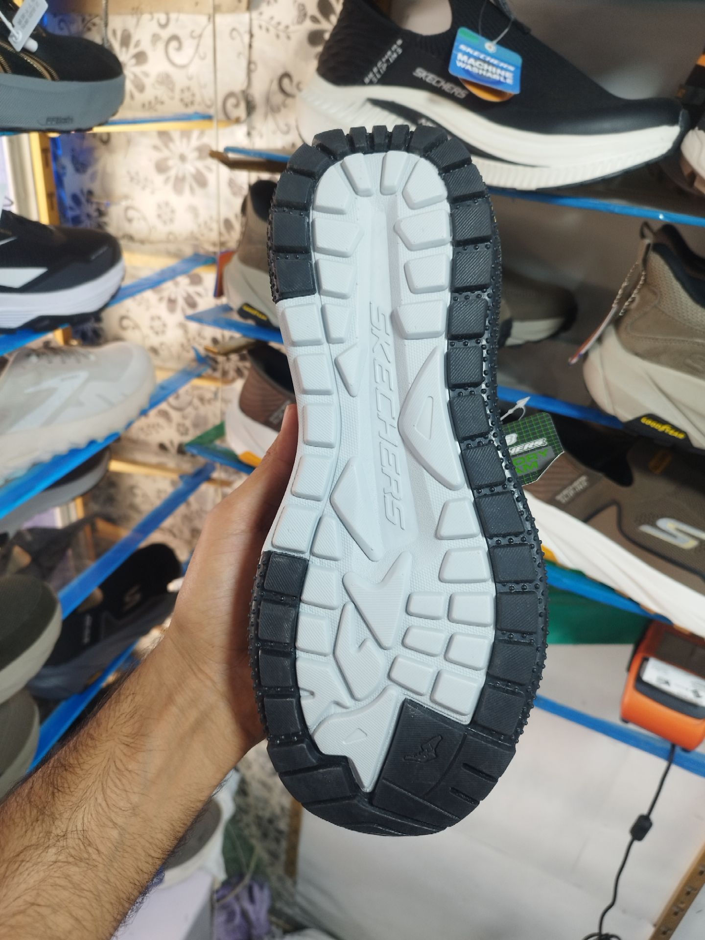 کتونی ویتنامی اسکیچرز مرو آلدن Skechers Meroe - Alden Vietnamمناسب فعالیت های روزمره/سایز ۴۰ ۴۱ ۴۲ ۴۳ ۴۴ ۴۵/ وارداتی ساخت ویتنام/فروش تکی و عمده/ضمانت و کیفیت مسترکوالیتی درجه ۱