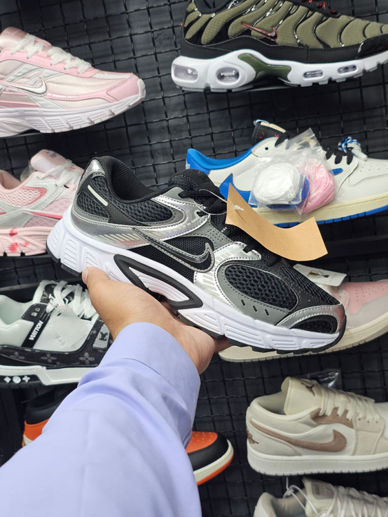 کتونی مردانه مسترکوالیتی نایک V5 RNR/ سایز ۴۰ الی ۴۵/ Nike V5 RNR/ضمانت کالا/فروش تک و عمده