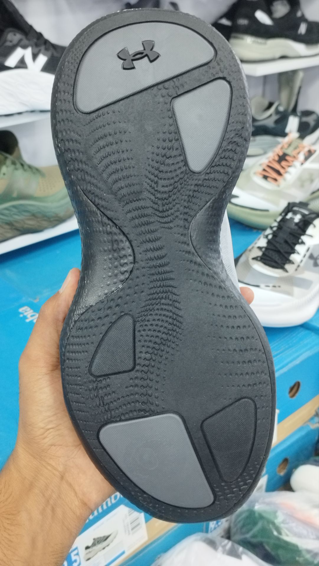 کتونی مسترکوالیتی درجه ۱ آندر آرمور Under Armour UA Echo ساخت ویتنام وارداتی سایز ۴۰الی ۴۵ همراه با جعبه بارکد دار ضمانت کیفیت کالا