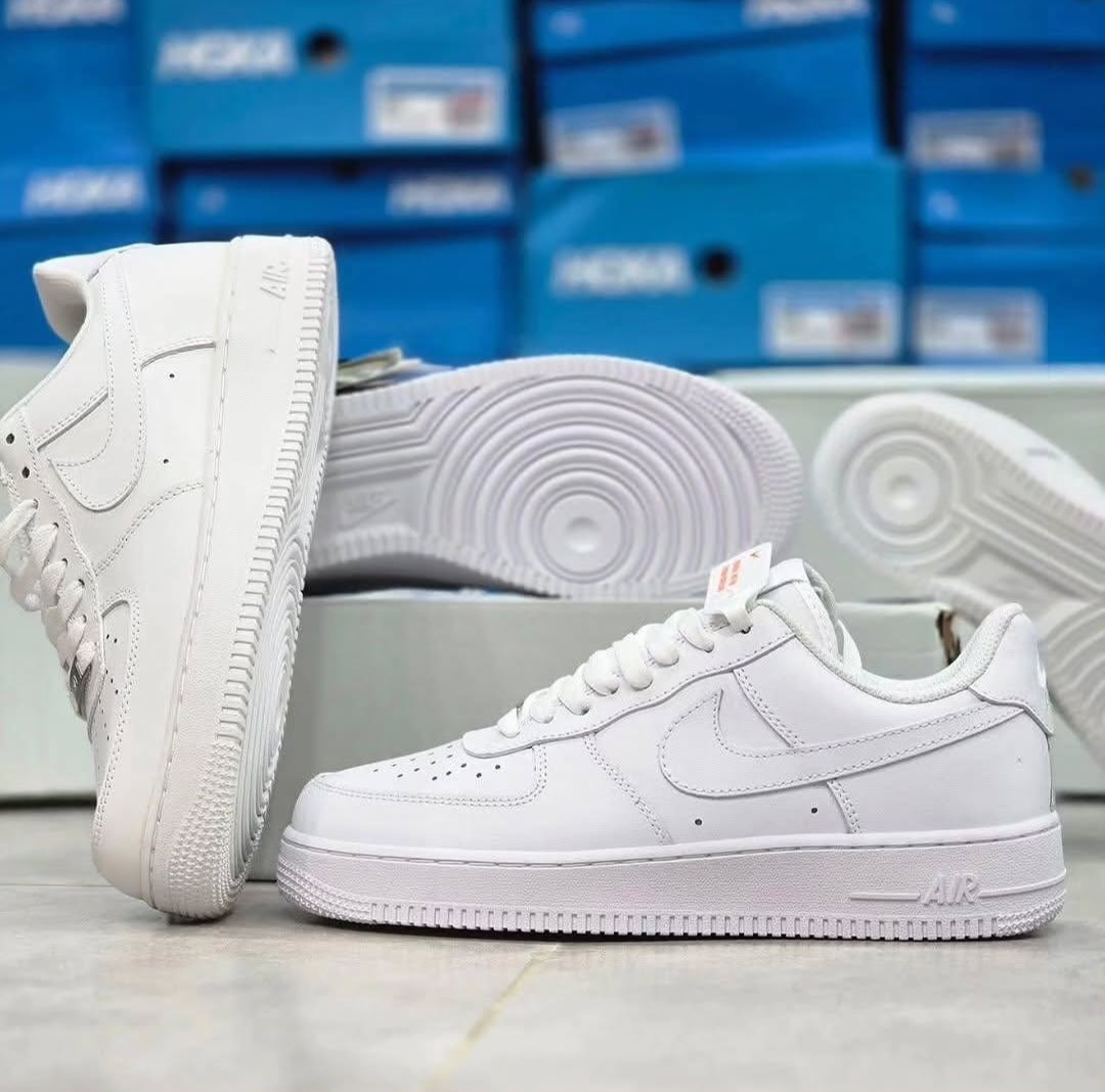 کتونی مردانه و زنانه نایک ایرفورس رنگ سفید کلاسیک/Nike Air force/ساخت ویتنام وارداتی/ رویه چرم سایز38_39_ ۴۰_۴۱_۴۲_۴۳_۴۴_۴۵/سفید کلاسیک/فروش تکی و عمده/ضمانت کیفیت کالا