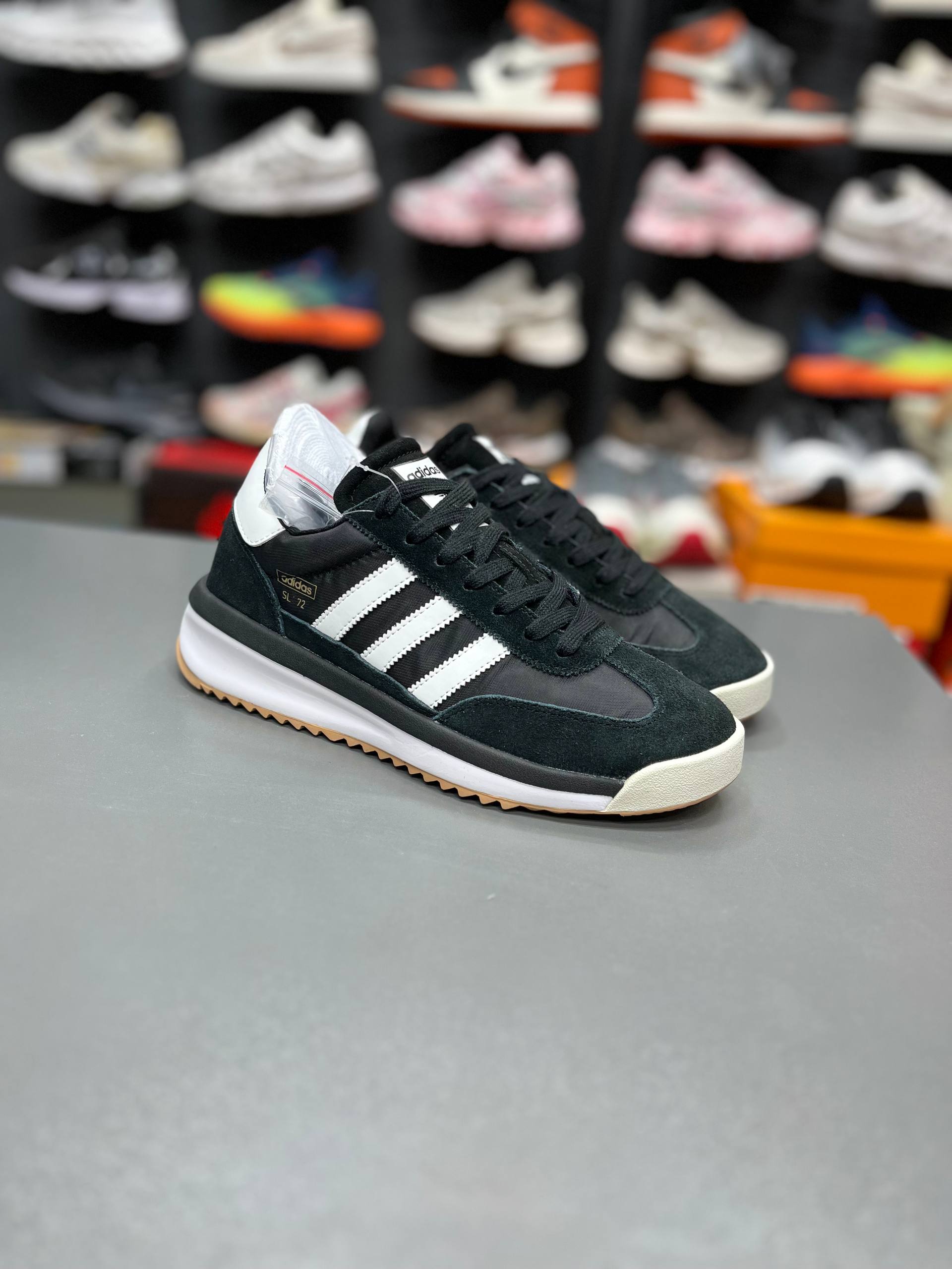 کتونی مردانه آدیداس مدلAdidas sl 72 vietnamمستر درجه ۱ ساخت ویتنام وارداتی سایز ۴۰ الی ۴۵ضمانت کیفیت کالا فروش تکی و عمده