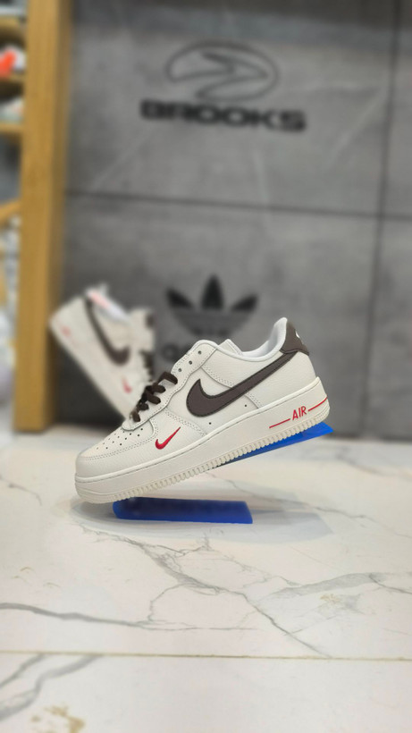 کتونی مسترکوالیتی A نایک ایرفورس رنگ سفید کلاسیک/Nike Air force/ساخت ویتنام وارداتی/ رویه چرم سایز ۴۰الی ۴۵/سفید کلاسیک/فروش تکی و عمده/ضمانت کیفیت کالا