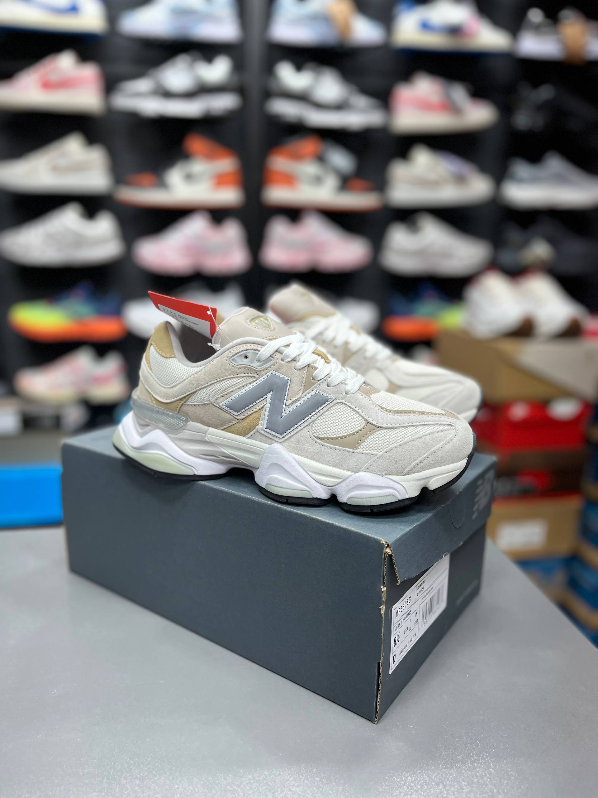 کتونی مردانه نیوبالانس ۹۰۶۰ مسترکوالیتی A پیاده رویی و رانینگ Newbalance 9060 ساخت ویتنام وارداتی سایز ۴۰الی ۴۵ فروش تک و عمده ضمانت اصالت کالا کیفیت مسترکوالیتی درجه ۱