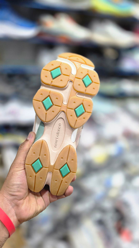کتونی ویتنامی نیوبالانس ۹۰۶۰ پیاده رویی و رانینگ Newbalance 9060ساخت ویتنام وارداتی سایز ۴۰الی ۴۵ فروش تک و عمده ضمانت کیفیت کالا