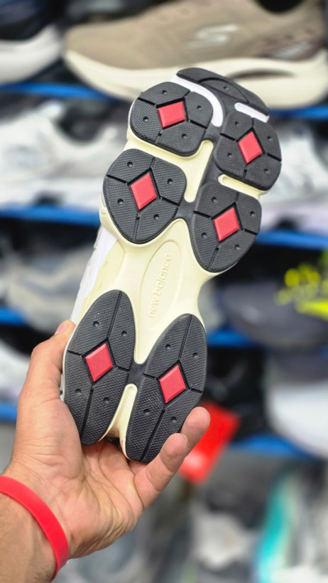 کتونی خارجی نیوبالانس ۹۰۶۰ پیاده رویی و رانینگ Newbalance 9060ساخت ویتنام وارداتی سایز ۴۰الی ۴۵ فروش تک و عمده ضمانت کیفیت کالا