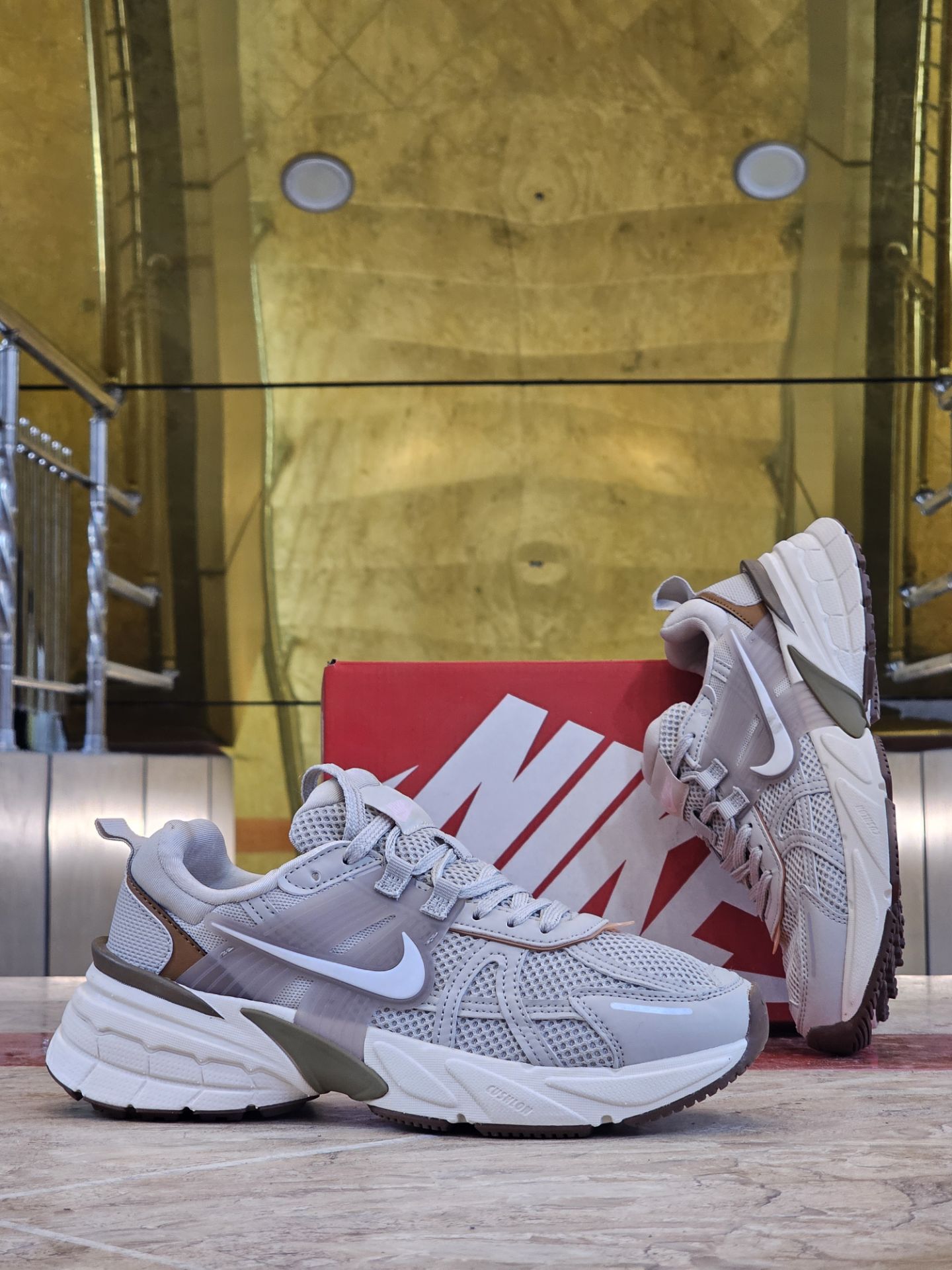 کتونی مسترکوالیتی نایک وی تو کی Nike V2k Run /سایز 37الی۴۵ساخت ویتنام وارداتی فروش تکی و عمده ضمانت کیفیت کالا