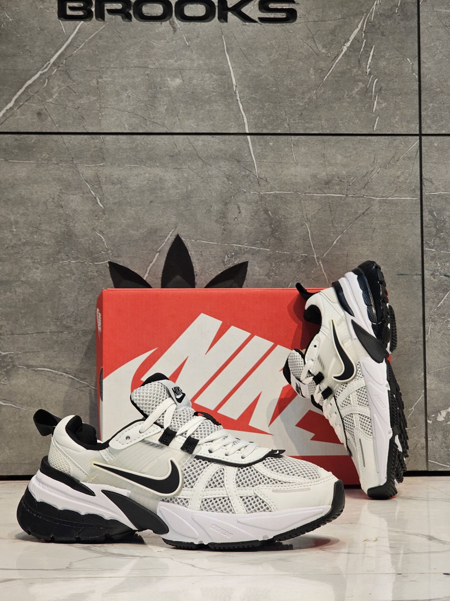 کتونی ست جذاب نایک وی تو کی Nike V2k Run /سایز 37الی۴۵ساخت ویتنام وارداتی فروش تکی و عمده ضمانت کیفیت کالا