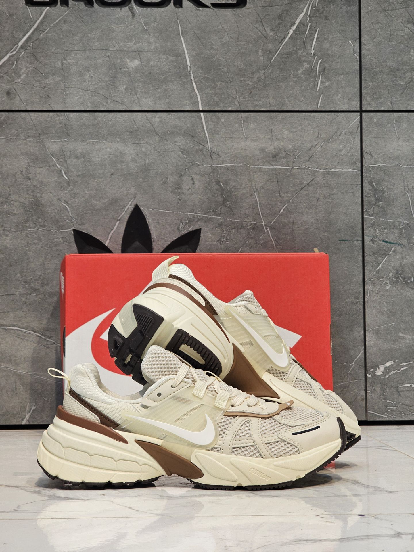 کتونی ست جذاب نایک وی تو کی Nike V2k Run /سایز 37الی۴۵ساخت ویتنام وارداتی فروش تکی و عمده ضمانت کیفیت کالا