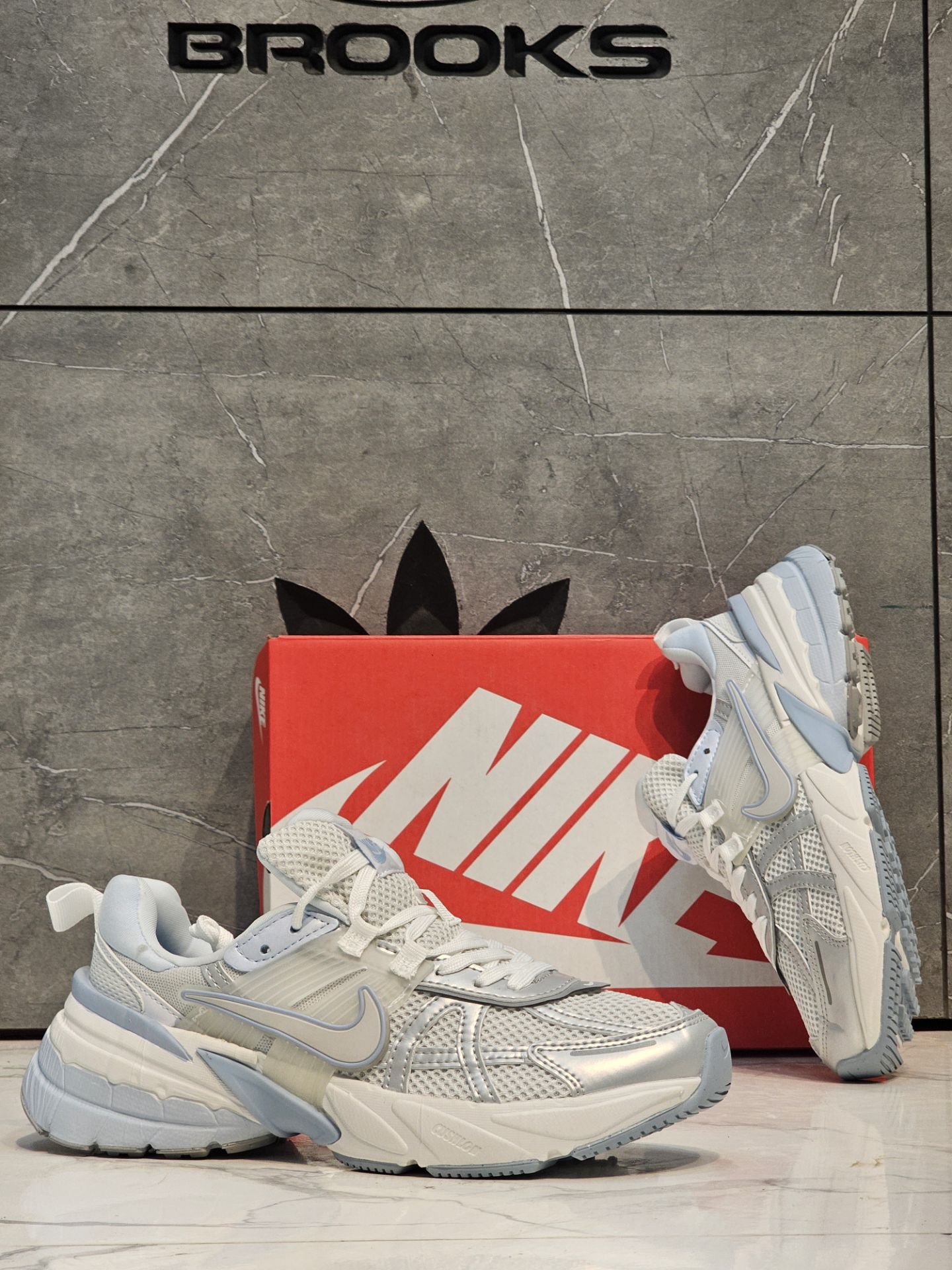 کتونی ست جذاب نایک وی تو کی Nike V2k Run /سایز 37الی۴۵ساخت ویتنام وارداتی فروش تکی و عمده ضمانت کیفیت کالا
