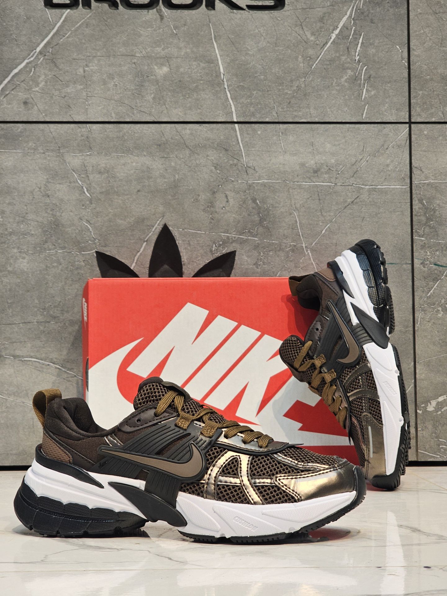 کتونی ست جذاب نایک وی تو کی Nike V2k Run /سایز 37الی۴۵ساخت ویتنام وارداتی فروش تکی و عمده ضمانت کیفیت کالا